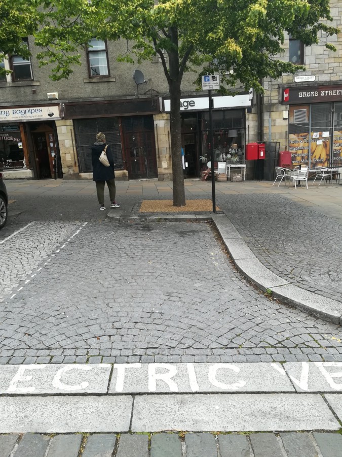 Weit und breit keine Steckdose, aber "Electric vehicle recharging point only"