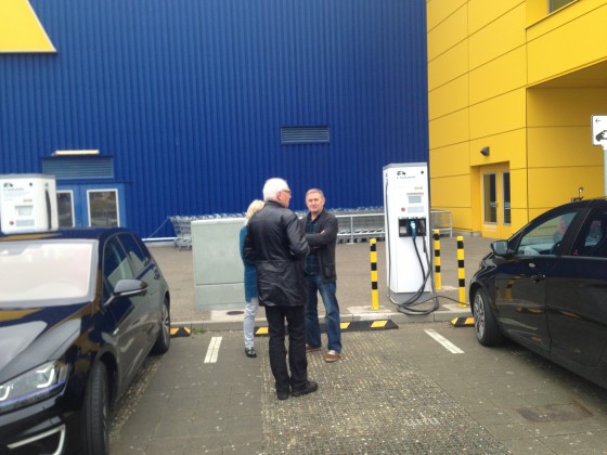 Bei IKEA Ulm - am Doppellader 20kW CCS im netten Gespräch mit 2 ZOE-Fahrern