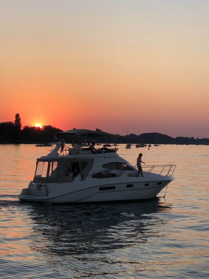 Unbekanntes Boot ist wohl etwas spät ausgelaufen für den Sonnenuntergang