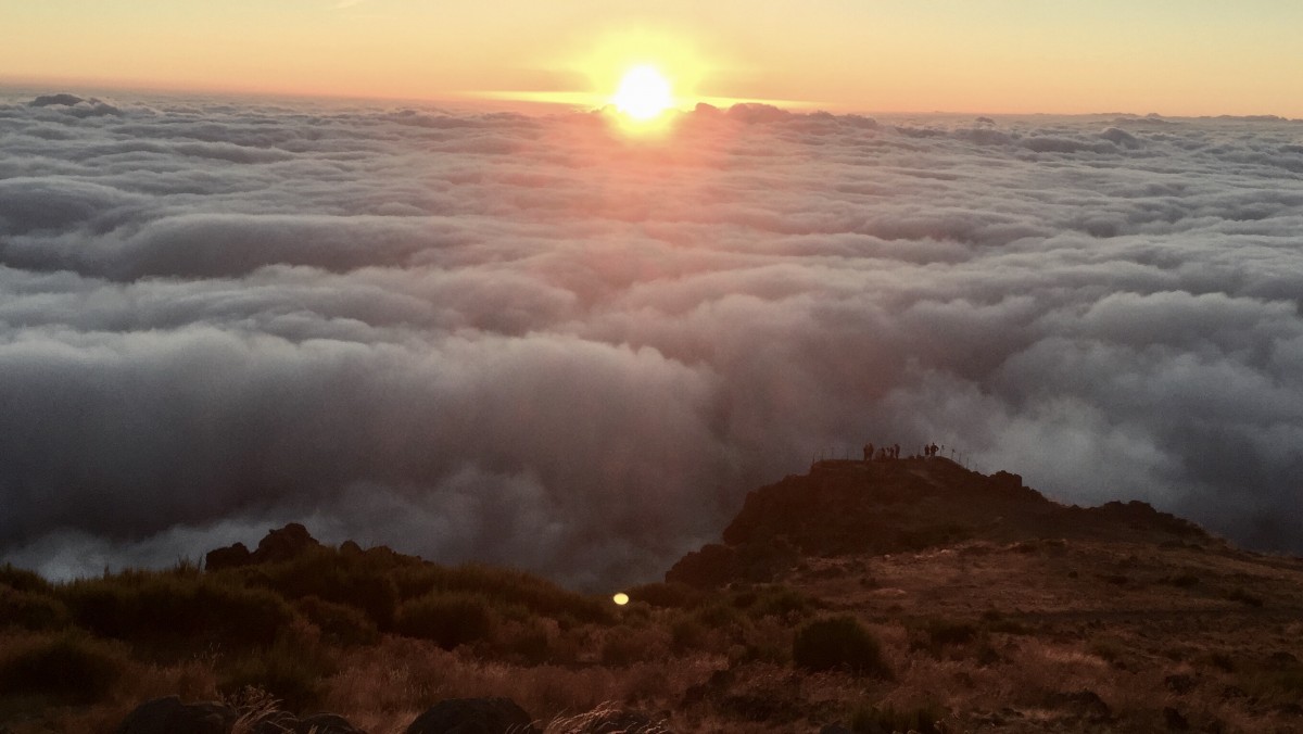 Madeira über den Wolken früh am Morgen